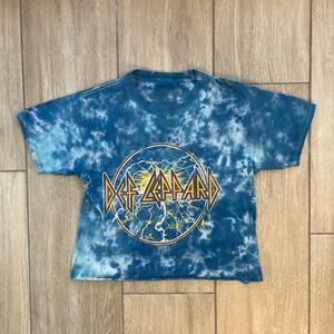 Def Leppard Tie Dye Cropped Band T-Shirt Blue Lightning Logo Raw Hem Women Small